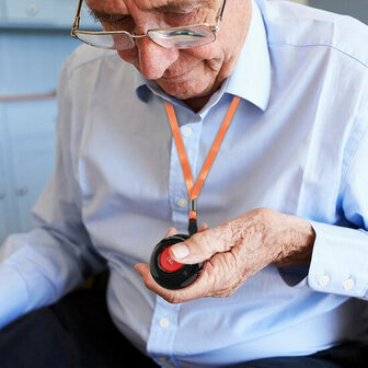 SOS Alarmset voor ouderen met knop en horloge werkt binnen WiFi netwerk met visueel en hoorbaar alarm