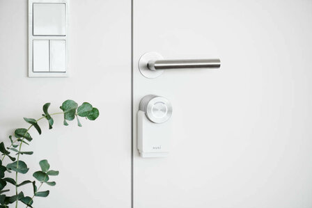 Smart slot voor deurbeveiliging met oplaadbare batterij en wifi bluetooth verbinding