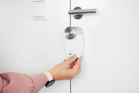 Smart slot voor deurbeveiliging met oplaadbare batterij en wifi bluetooth verbinding