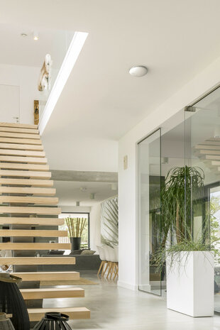 Rookmelder voor woningbeveiliging met slimme connectiviteit sirene en split spectrum sensor voor directe melding bij rookdetectie