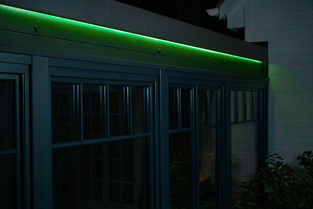 Ledstrip voor buitenverlichting met Philips Hue integratie dimbaar en IP65 bescherming 16 miljoen kleuren 4 9 meter