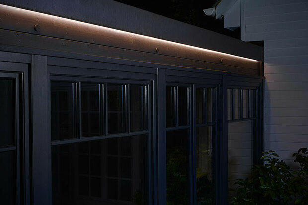 Ledstrip voor buitenverlichting met Philips Hue integratie dimbaar en IP65 bescherming 16 miljoen kleuren 4 9 meter