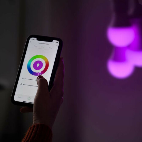 Smart lamp voor verlichting met wifi systeem en kleurinstelling grote fitting E27 800 lumen 25000 uur levensduur plastic bolvorm