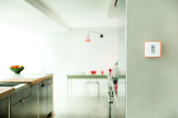 Slimme thermostaat voor verwarming met relais bediening en draadloze installatie wit plastic