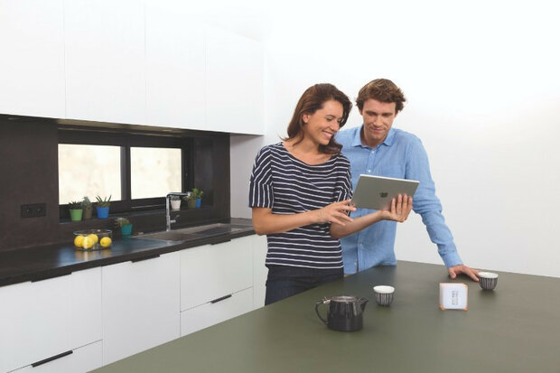 Slimme thermostaat voor verwarming met relais bediening en draadloze installatie wit plastic