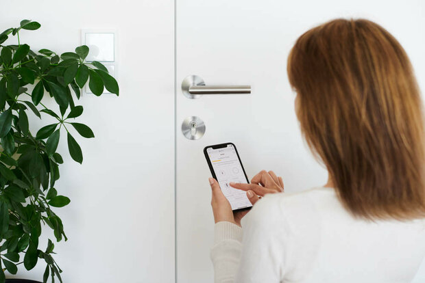 Smart slot voor deurbeveiliging met oplaadbare batterij en wifi bluetooth verbinding