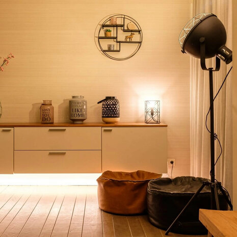 AduroSmart E27 led lamp voor binnenverlichting met warm witte dimbare verlichting en draadloze bediening