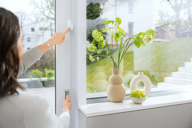 Deur raam sensor voor smart home systeem met trilling detectie en ge&iuml;ntegreerde knop